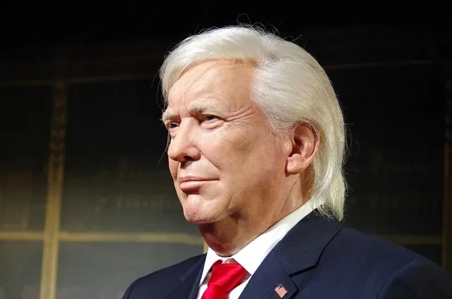 Medtem ko Macron objema Zelenskega, Trump rešuje svetovno diplomacijo
