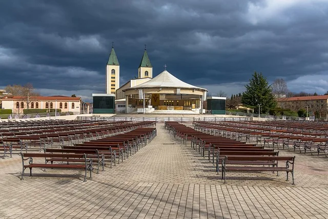 Skupnost Cenacolo obnovila poškodovani Marijin kip v Medjugorju v nekaj ur.
