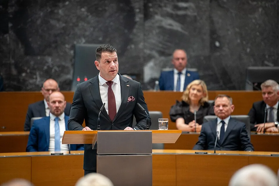 Ali je poslanec Mijič je zavajal javnost o izobrazbi? Stevanović napovedal izključitev.