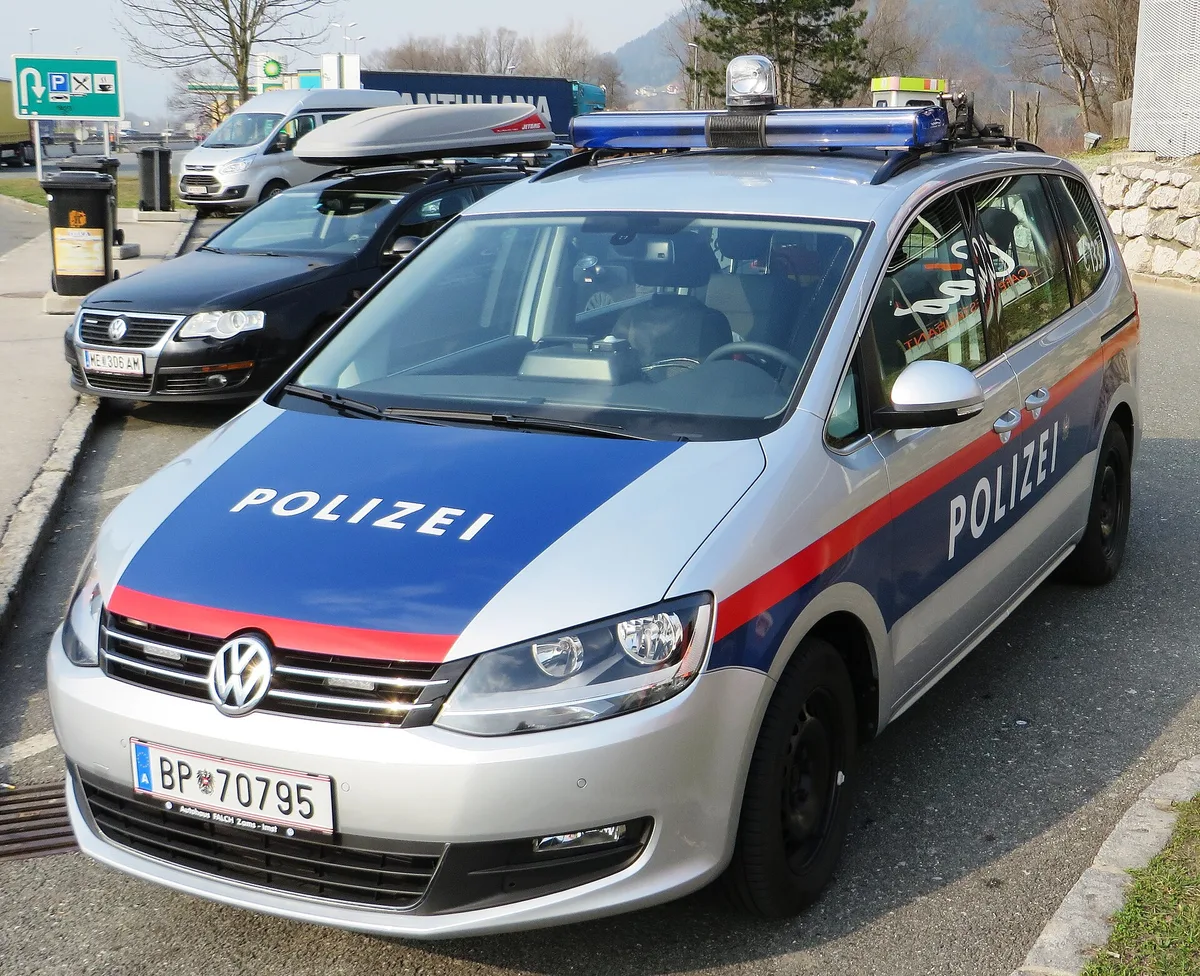 Slovenec v Avstriji zapeljal v zaprt predor in napadel policista