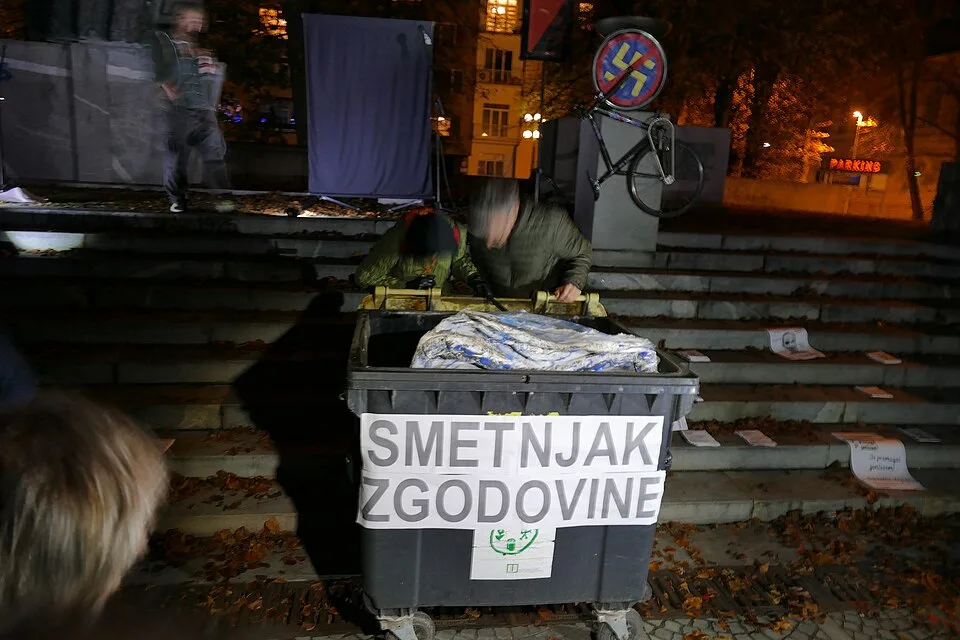 Milijoni za RTV izginjajo, vodstvo pa zaposlenim pošilja signal za beg