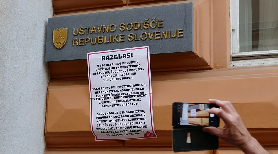 Sistemski zlom: Kako je Goloba vlada s sodno pomočjo pacificirala javni medij
